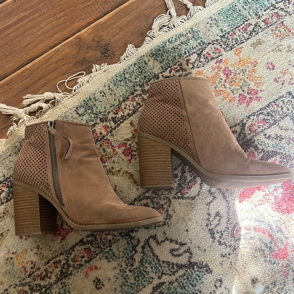 Universal Thread Tan/Light Brown Boot Size 7 - image 2